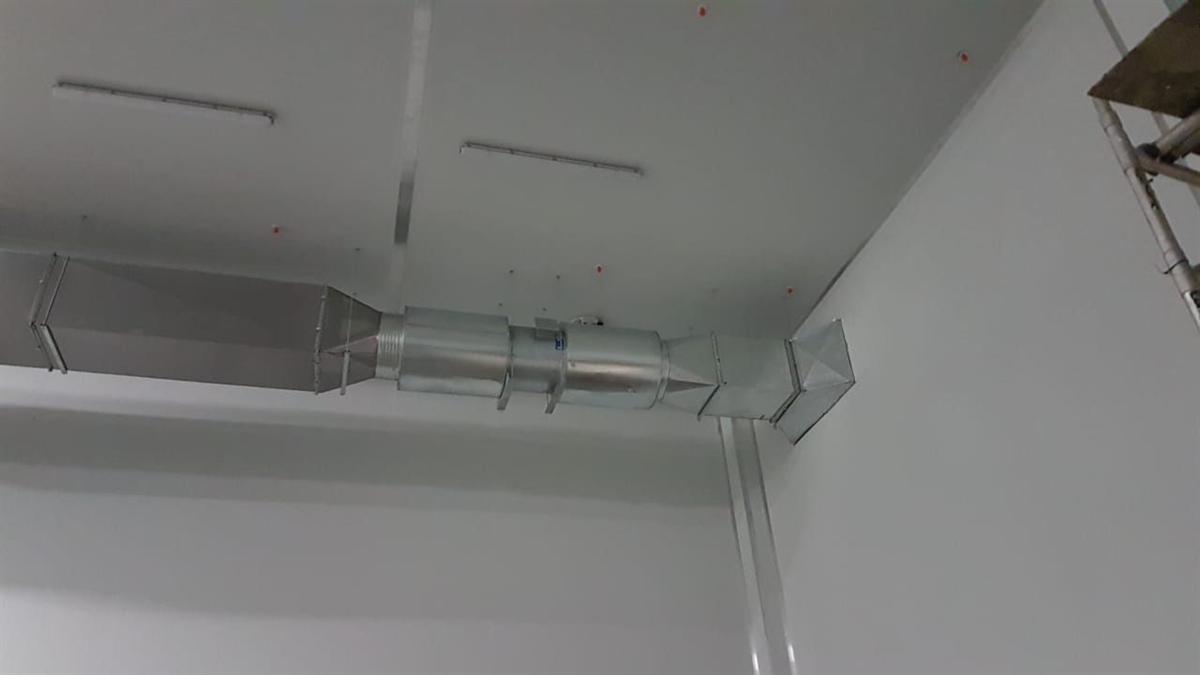 Ducted air distribution in a clean, temperature controlled room