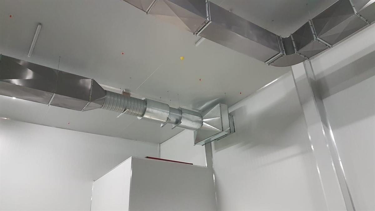Hygienic ducting and diffusers in a temperature controlled food store