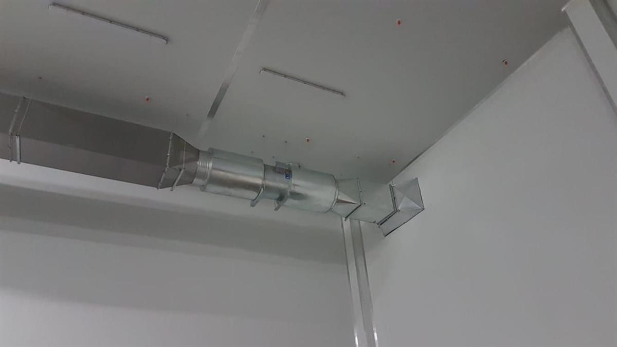 Inline fan and silencer fitted into a duct run
