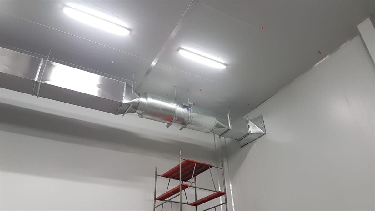 Insulated ducting and ventilation in a food processing room