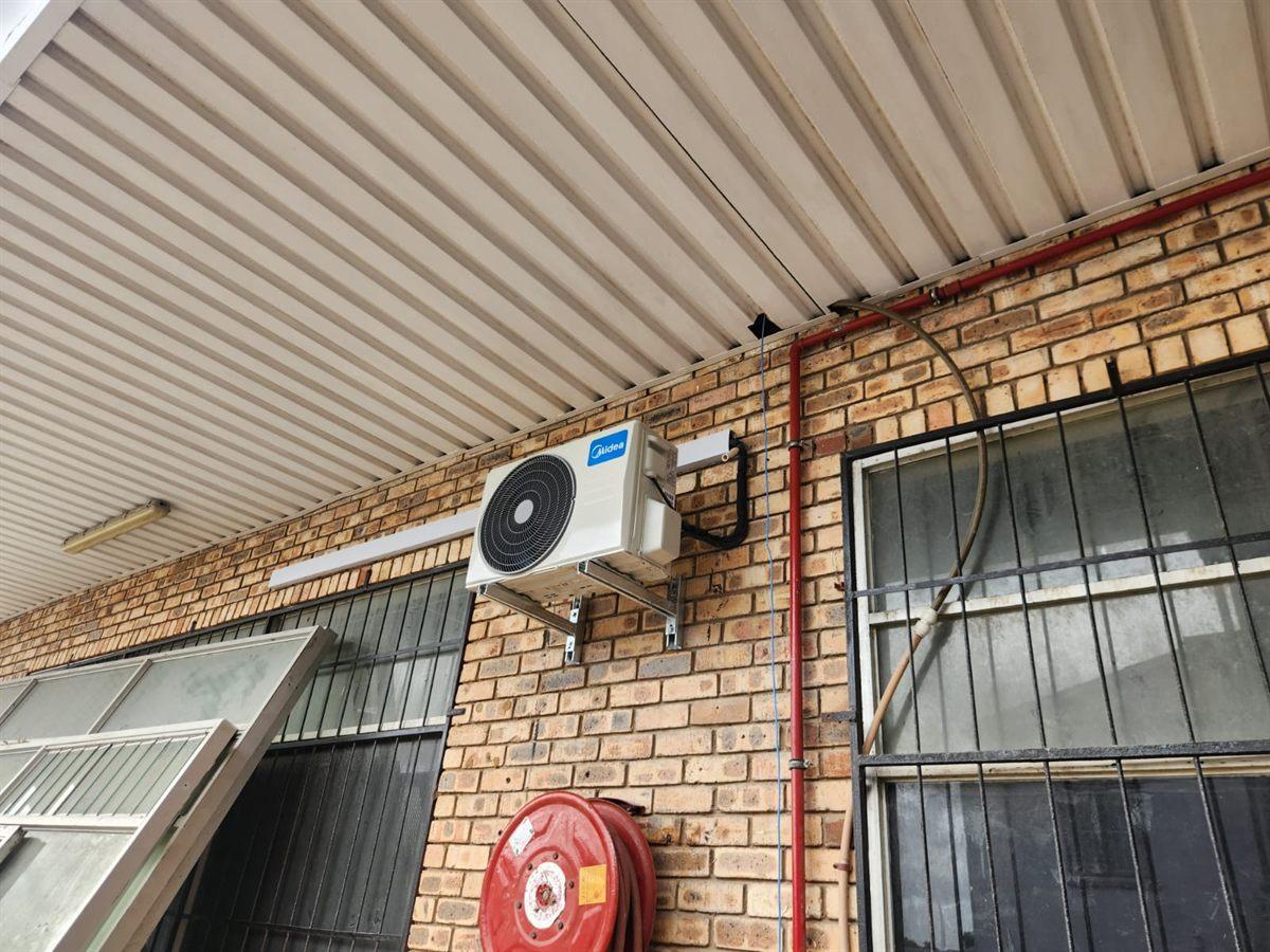 Split air conditioner outdoor unit installed with tidy pipework